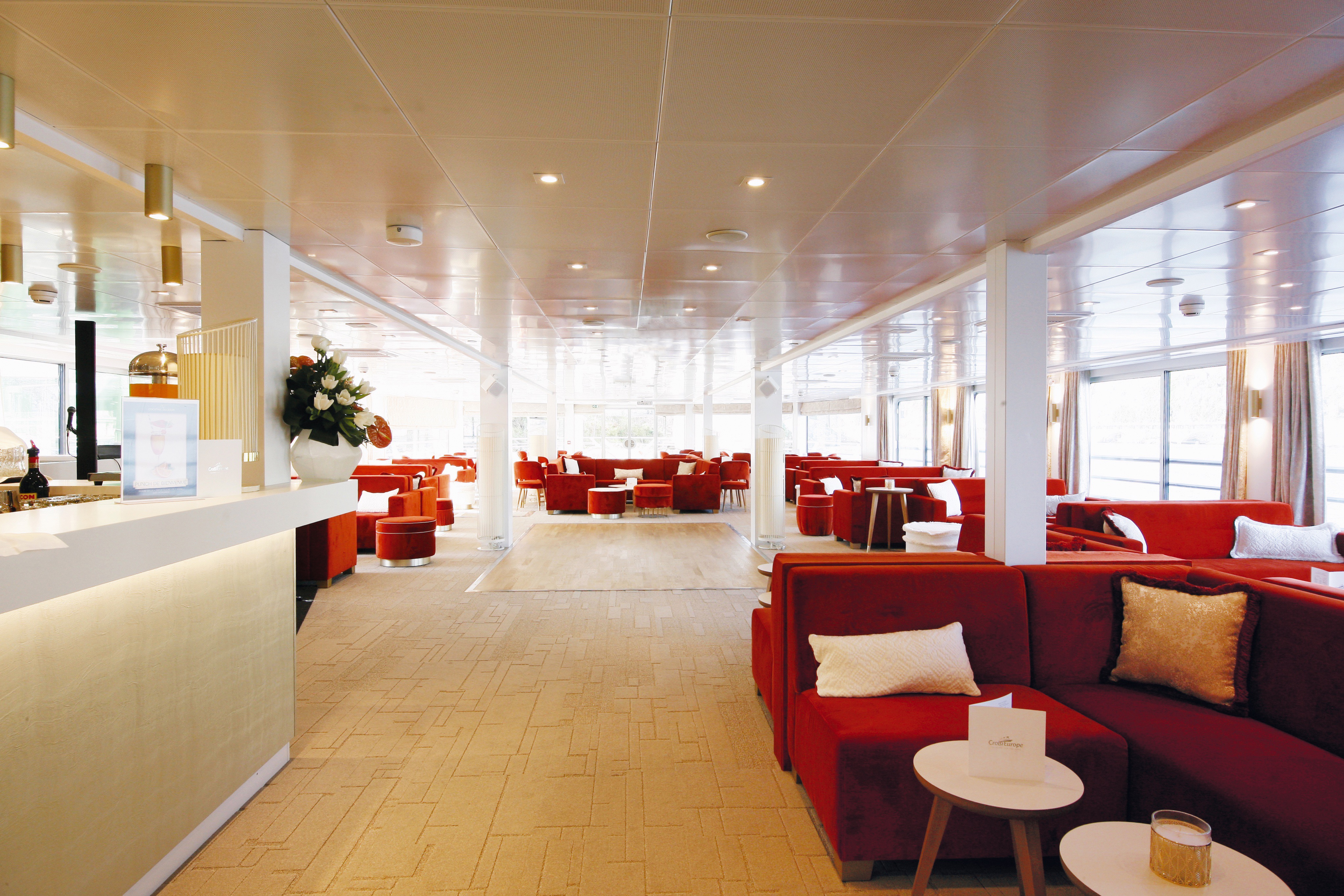 Lounge Bar with Dancefloor